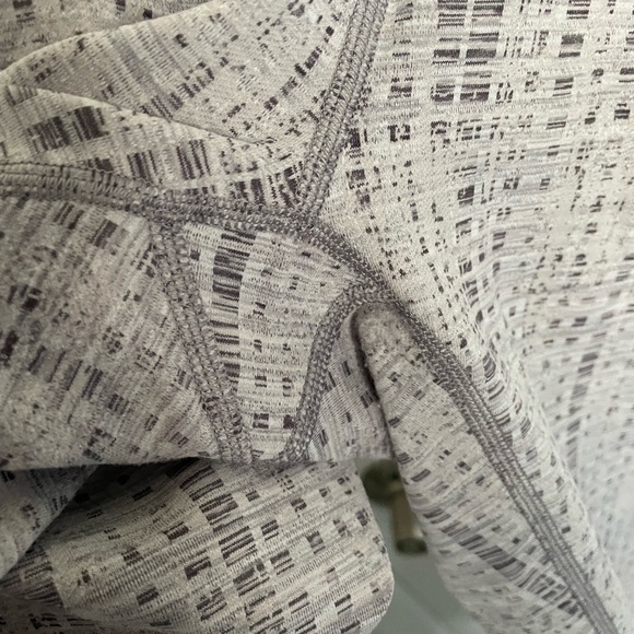 Lululemon cropped leggings in grey pattern, size 6 - Picture 3 of 7